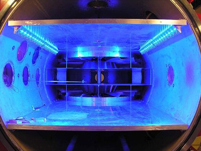 Hot-plasma resonance chamber
